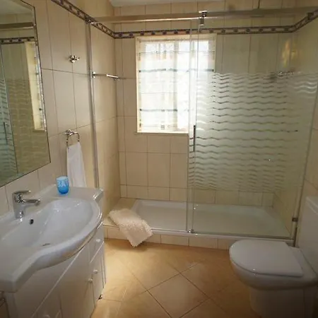 Вилла Sleeps 8 Pool Air Con T480090 *